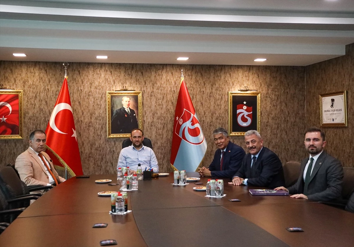 TÜRKSOY Genel Sekreteri Trabzonspor Kulübü’nü ziyaret etti